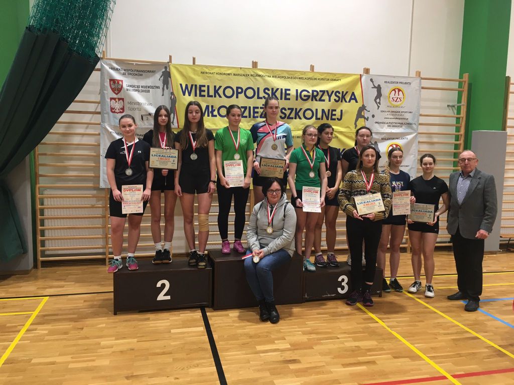 dziewczęta z drużyny badmintona z dyplomami